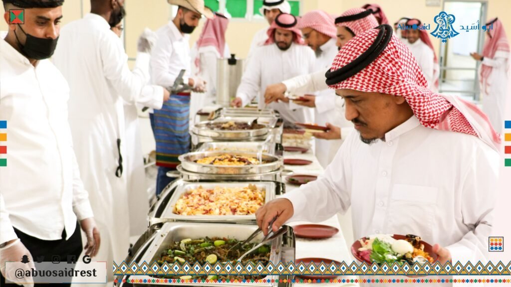 ضيوف يختارون أطباقهم من البوفيه