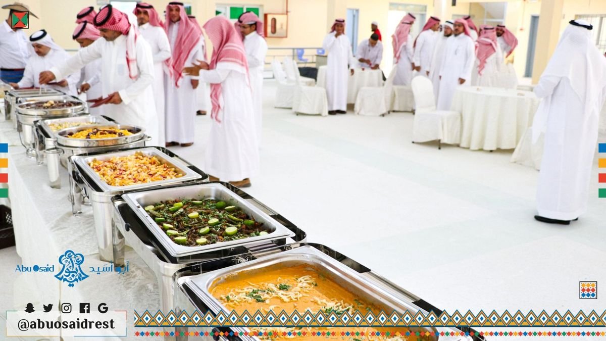 ضيوف عند طاولات البوفيه