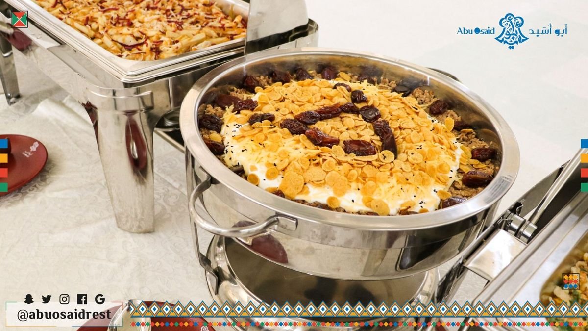 طبق أرز في البوفيه
