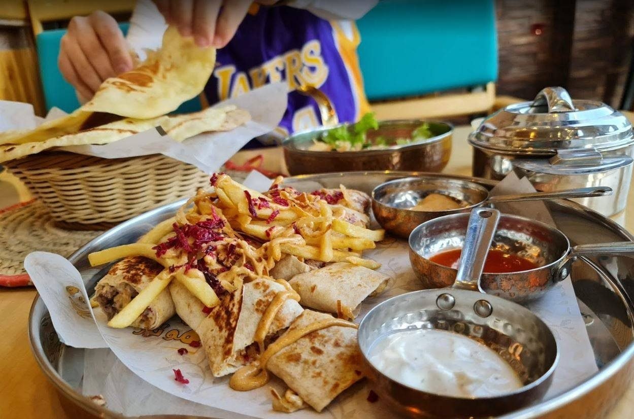 صينية شاورما وخبز
