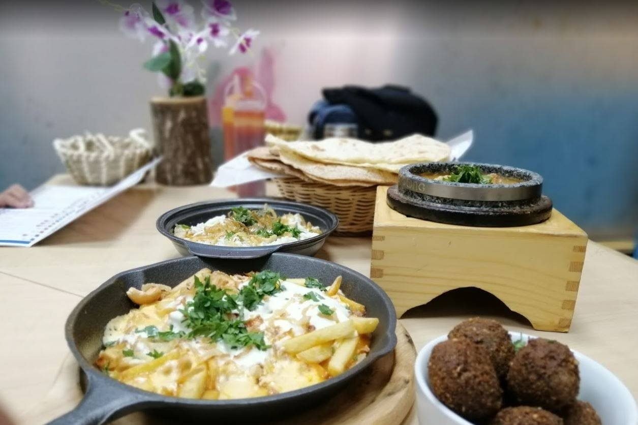 أطباق على طاولة في الفرع